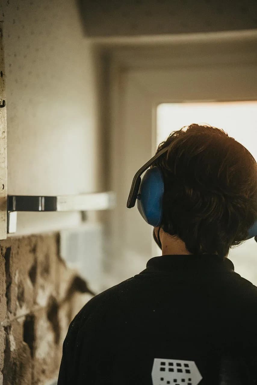 Mitarbeiter mit Gehörschutz bei der Arbeit