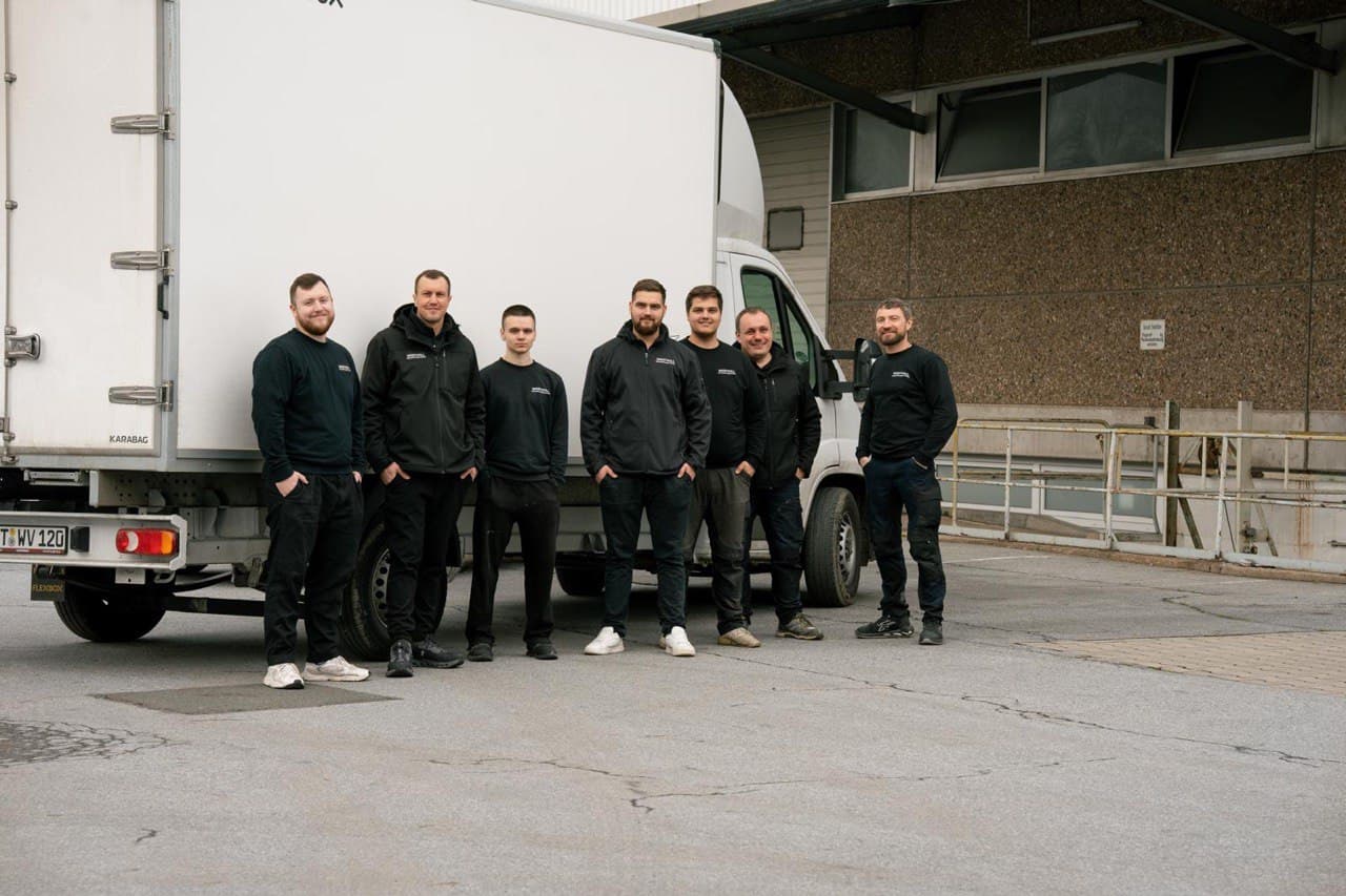 Das Wertvoll Team vor dem Einsatzfahrzeug in Köln